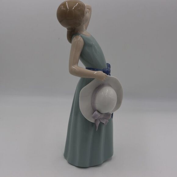 Lladro 5010 Prissy Girl in Blue Dress with Hat Figurine Statuette - Picture 10 of 16